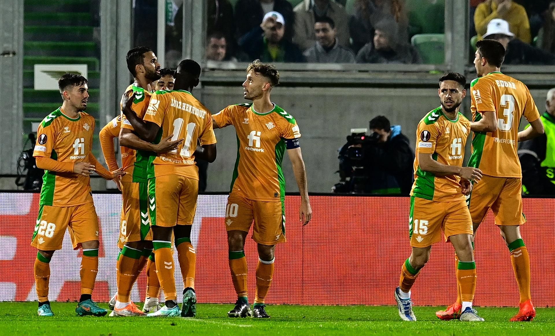  Los jugadores del Betis celebran el gol de Fekir