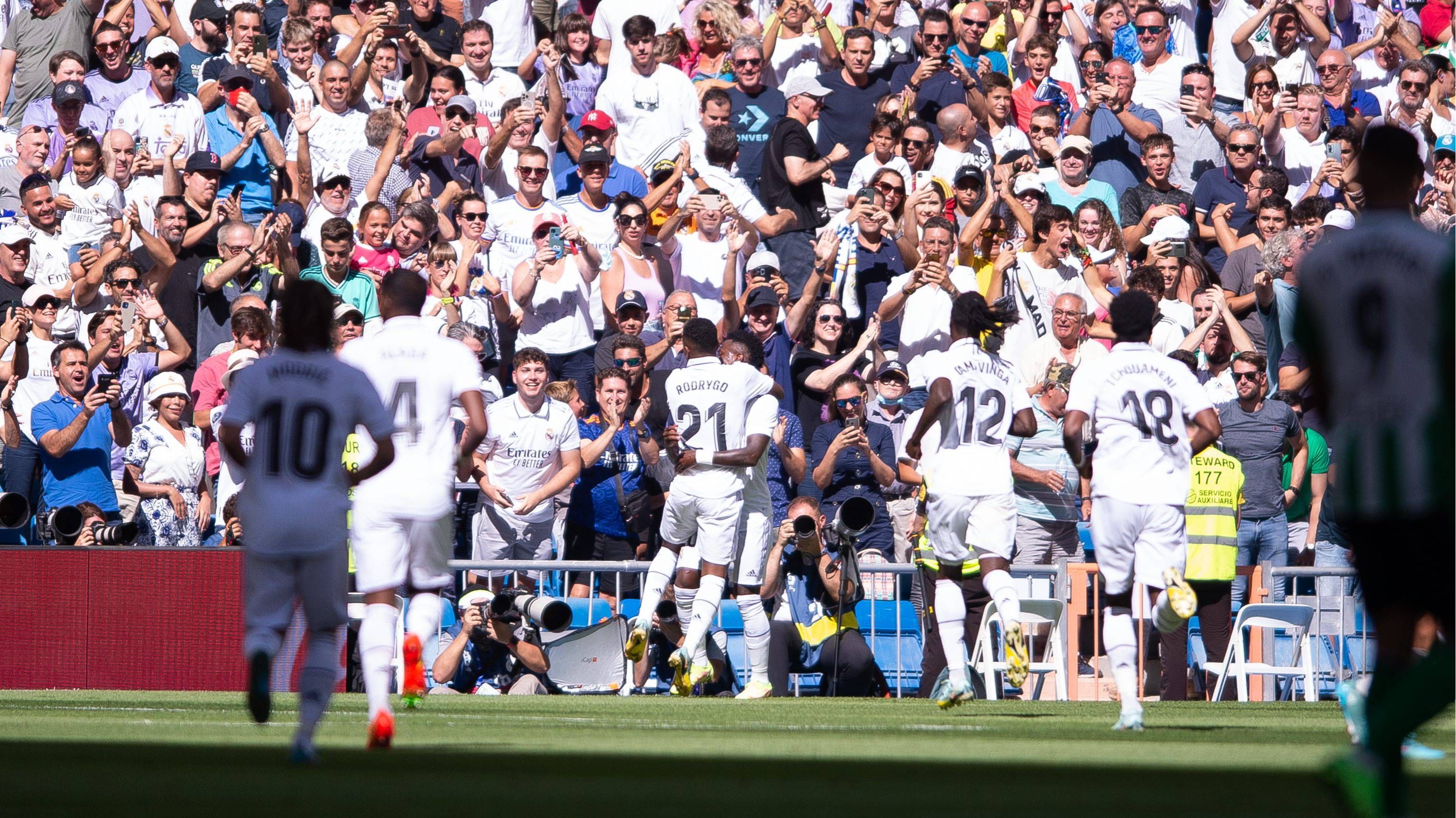  Los jugadores del Real Madrid celebran el gol de Vini ante el Betis.