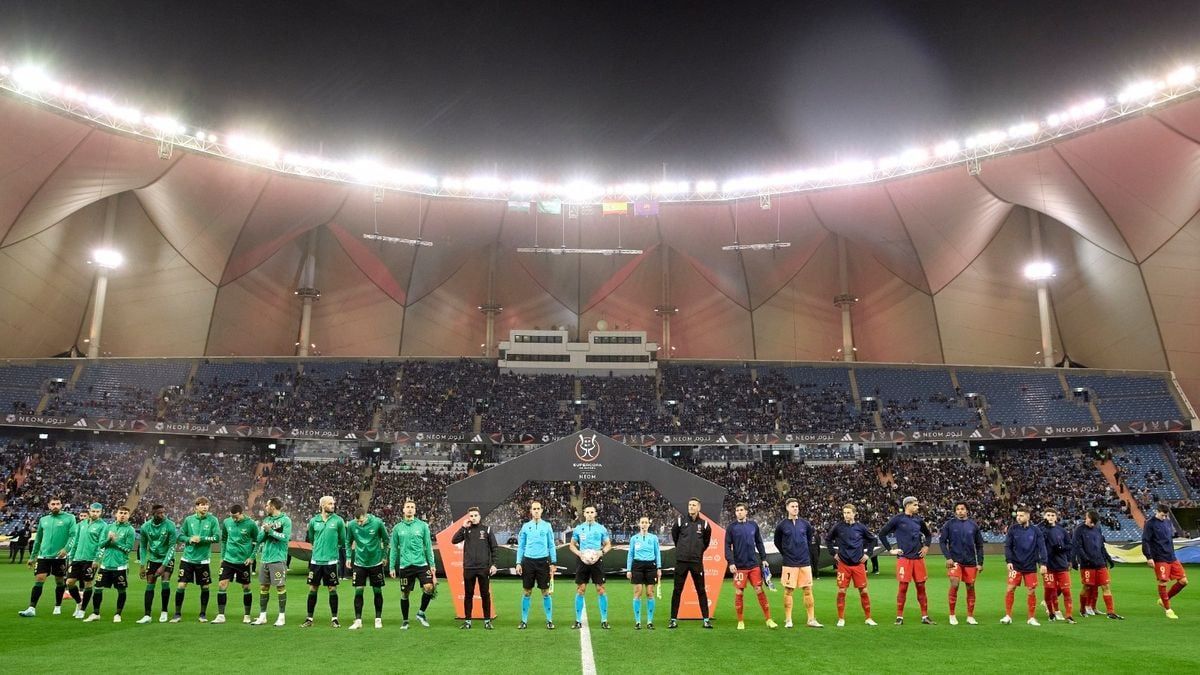 Los onces de Real Betis y FC Barcelona en la semifinal de la Supercopa de España en Riad.