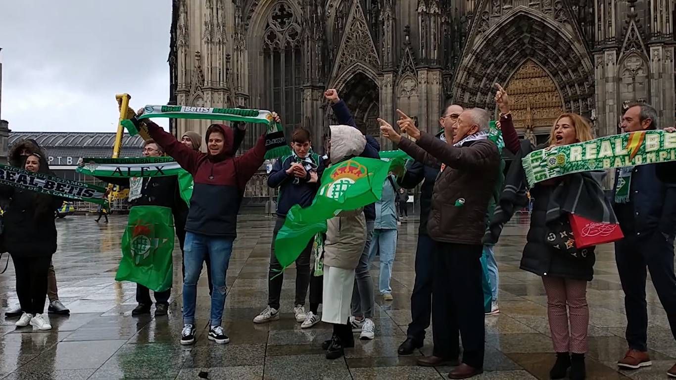  Aficionados del Betis recorren las calles del Leverkusen