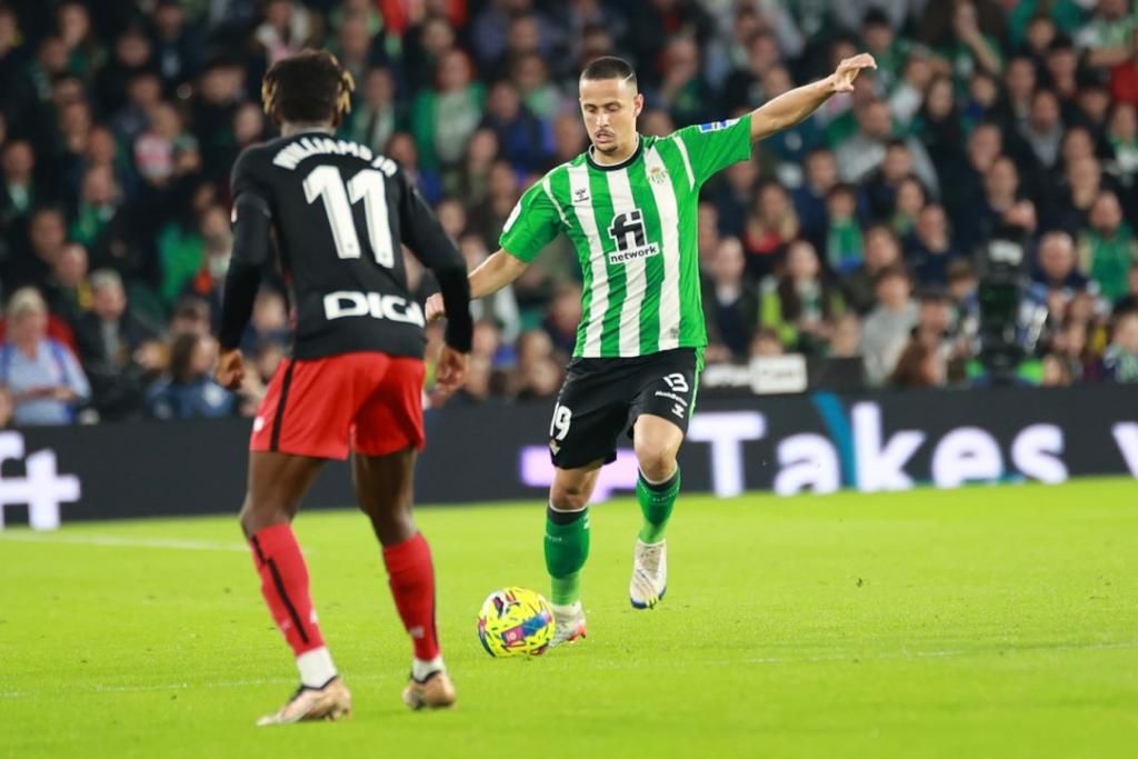  Luiz Felipe golpea el balón en el Betis-Athletic.