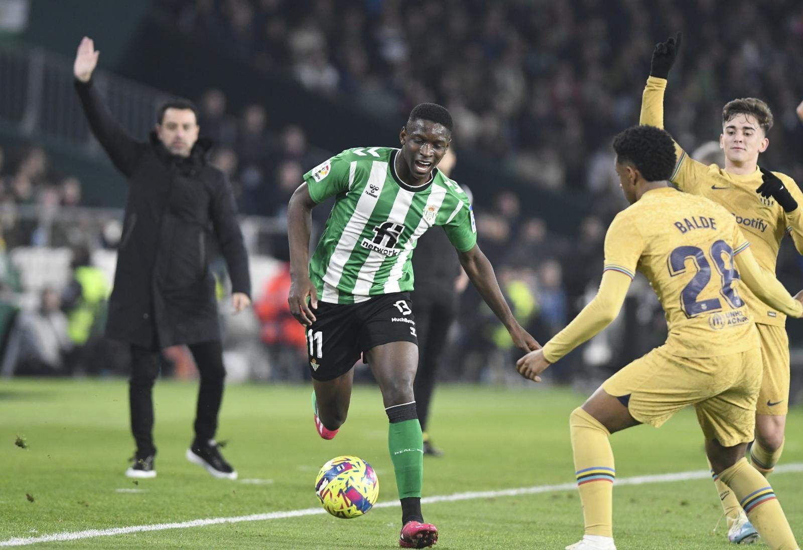 Luiz Henrique encara a Balde ante la mirada de Gavi y Xavi de fondo.
