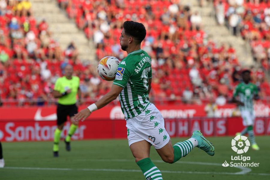  Alex Moreno, que se retiró lesionado, controla un balón.