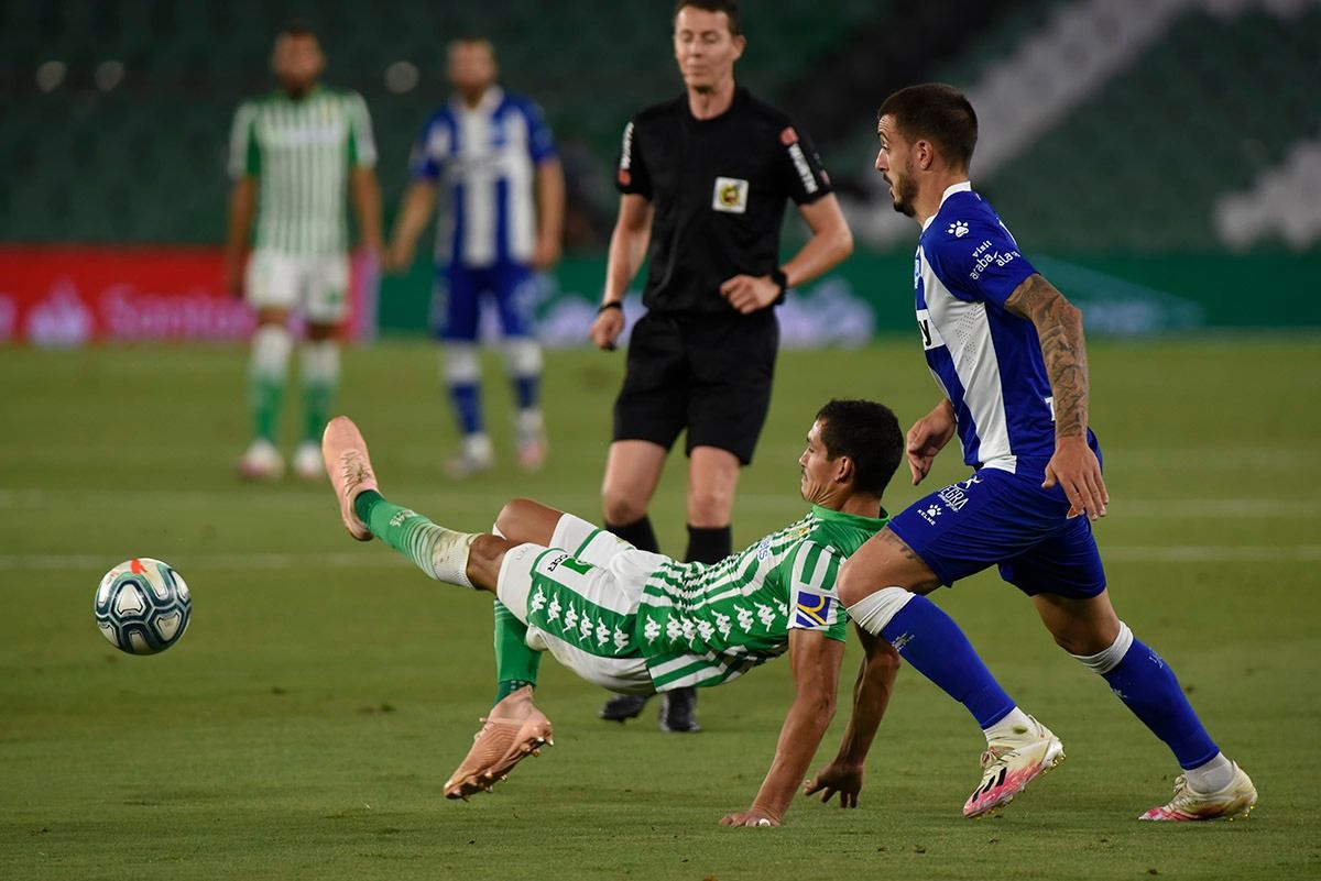  Aissa Mandi ante Joselu (foto: Kiko Hurtado).