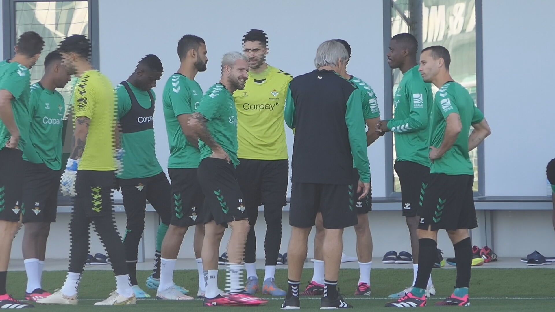  Manuel Pellegrini charla con Canales en el entrenamiento de este martes