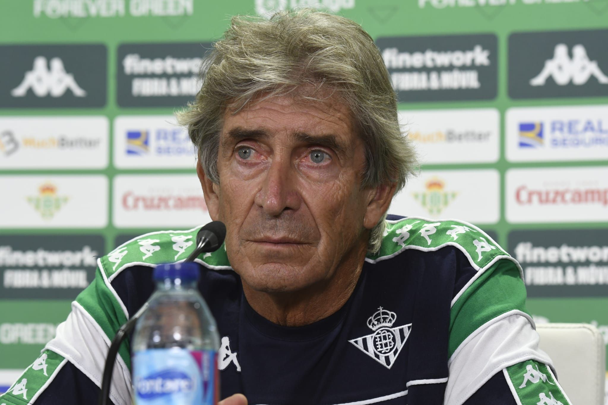 Manuel Pellegrini en la sala de prensa del Villamarín.