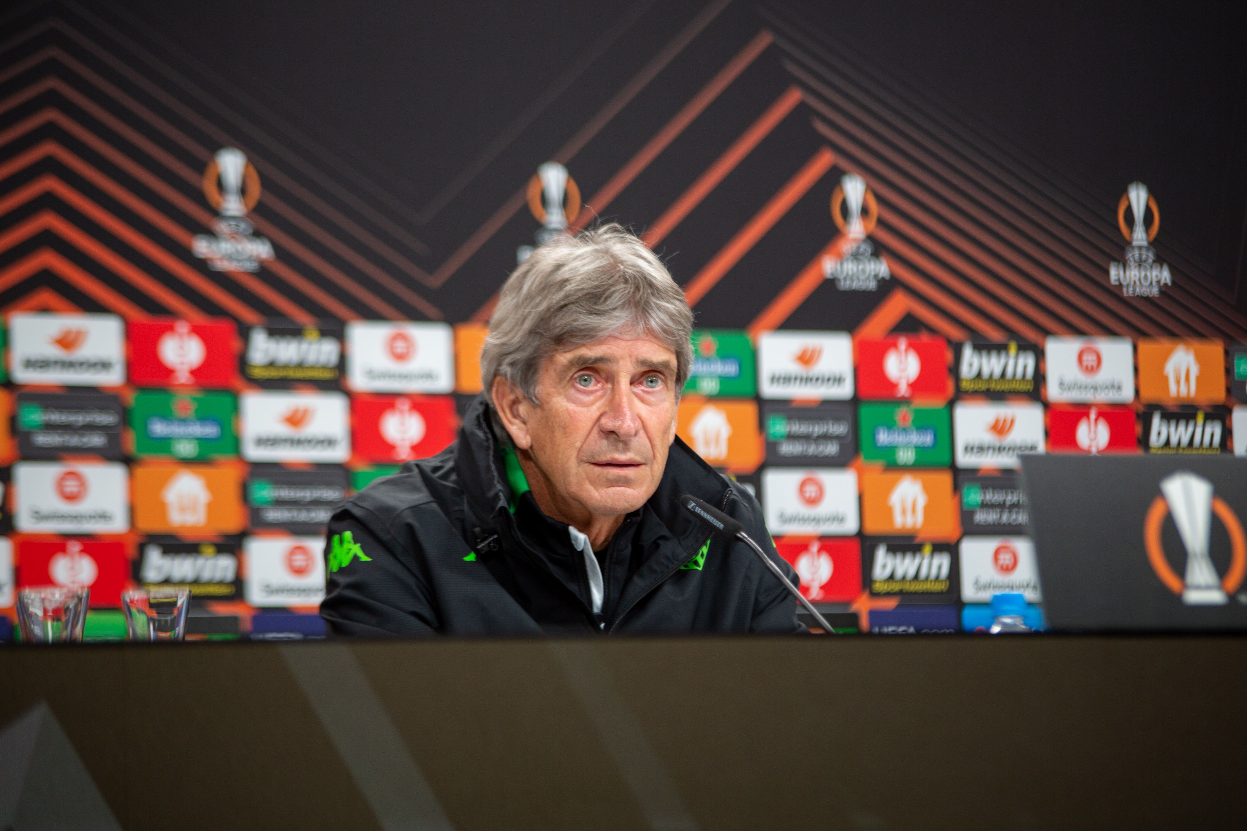  Manuel Pellegrini en la sala de prensa