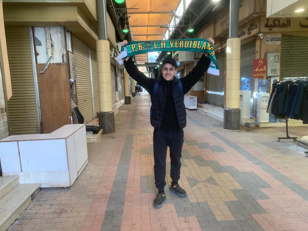 Marc Álvarez, con su bufanda del Betis en Riad.
