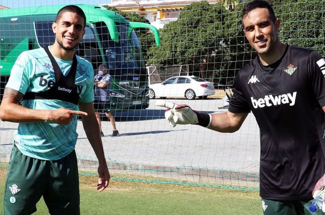 Marc Bartra y Claudio Bravo, en la concentración del Betis en Marbella (Foto: Instagram @claudiobr