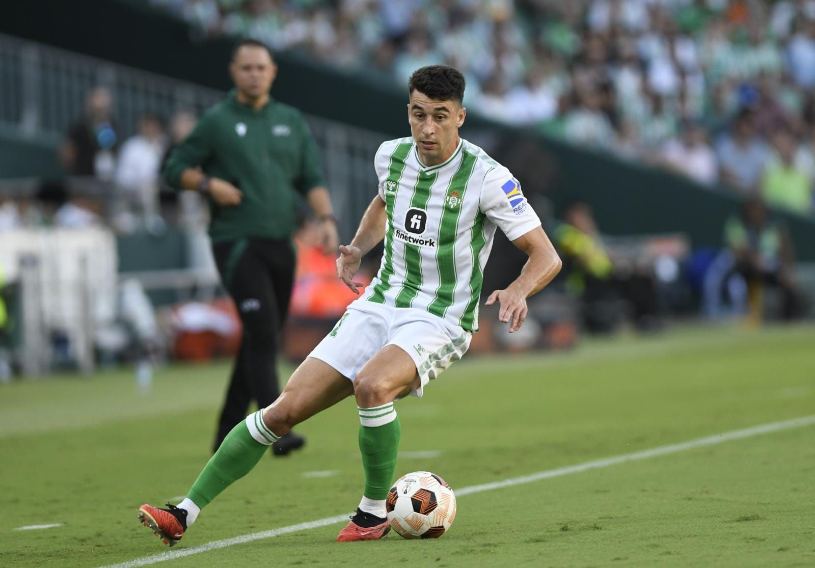 Marc Roca controla un balón.