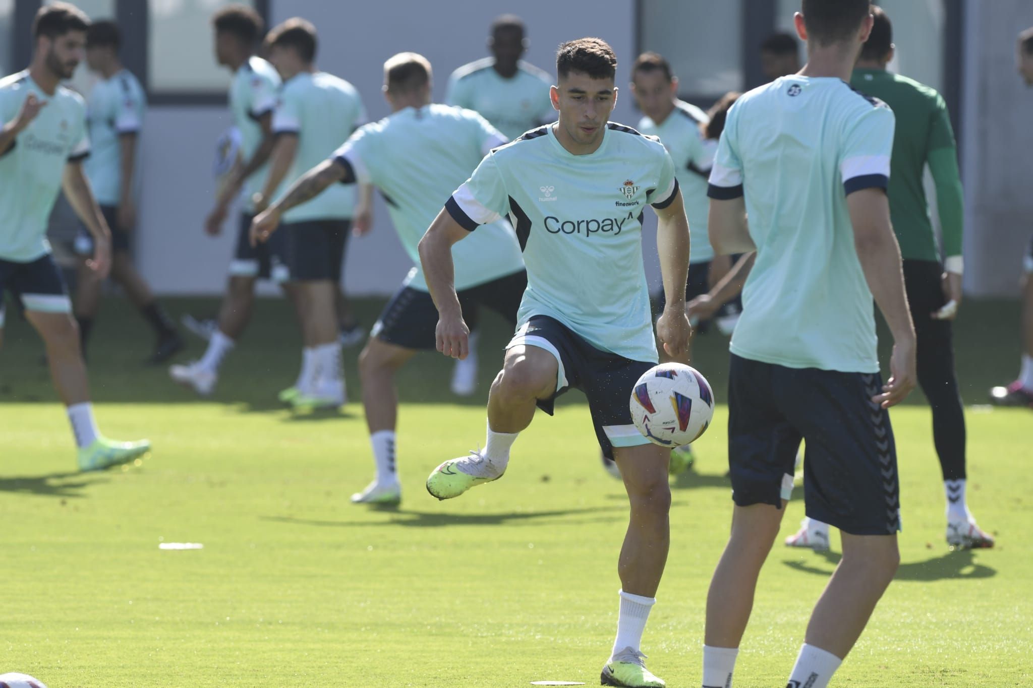 Marc Roca, entrenando con el Betis