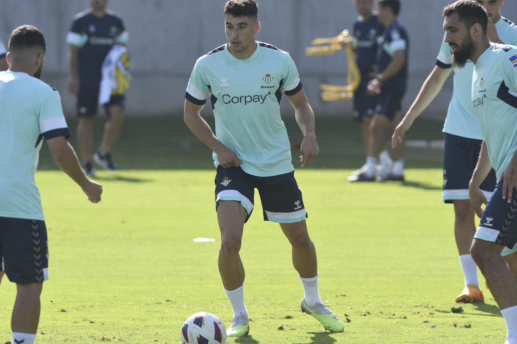  Marc Roca, entrenando con el Betis