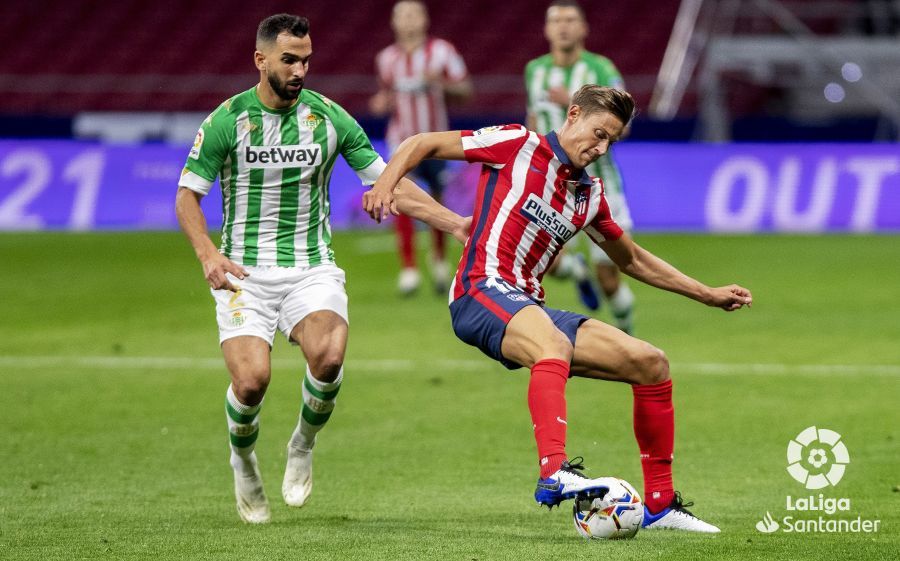 Marcos Llorente controla un balón ante Montoya.