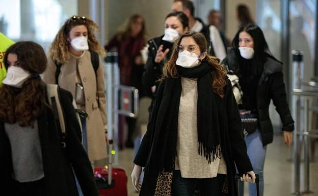  Mascarillas en el aeropuerto de Valencia