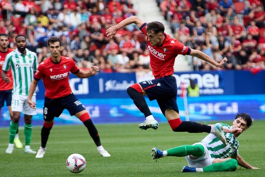  Mateo Flores, durante el partido de su debut con el Betis.