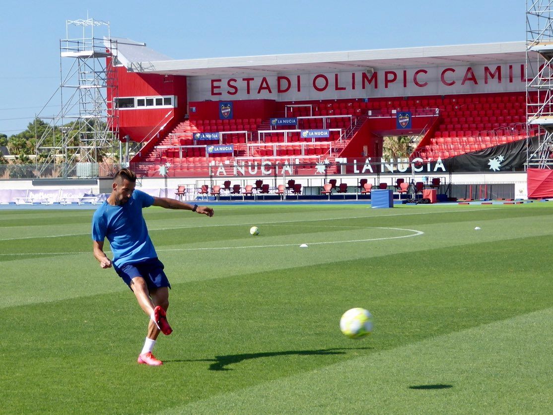  Mauricio Isla, posible fichaje del Betis, entrenando en La Nucía.