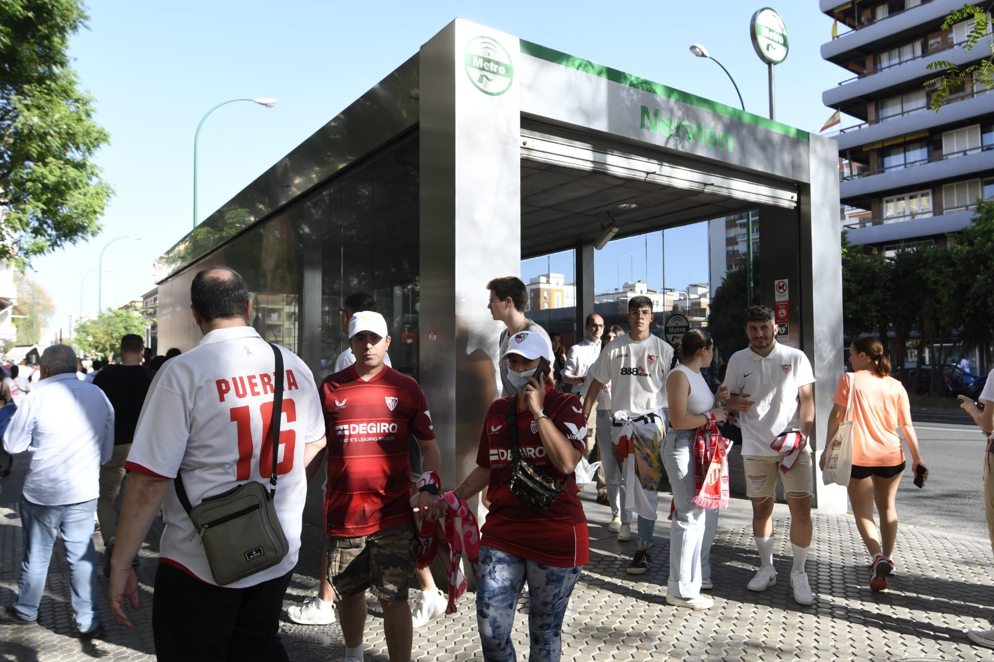  La boca de metro de Nervión, un día de partido del Sevilla.