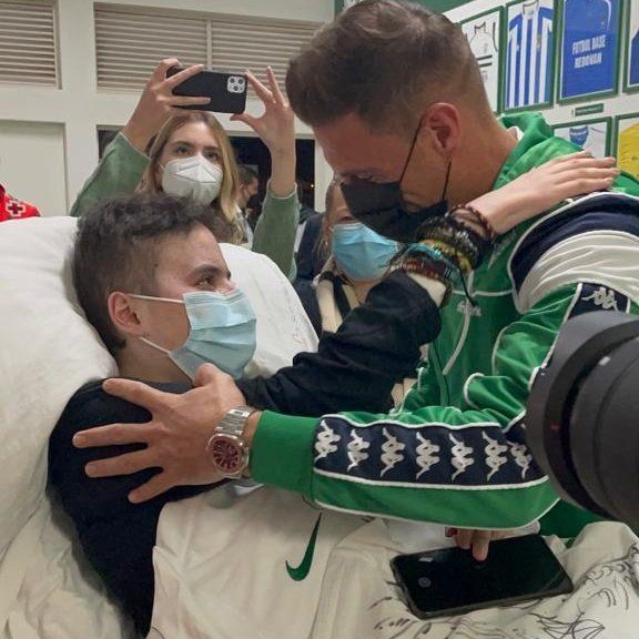 Miguel, el chico en cuidados paliativos, junto a Joaquín tras un partido del Betis.