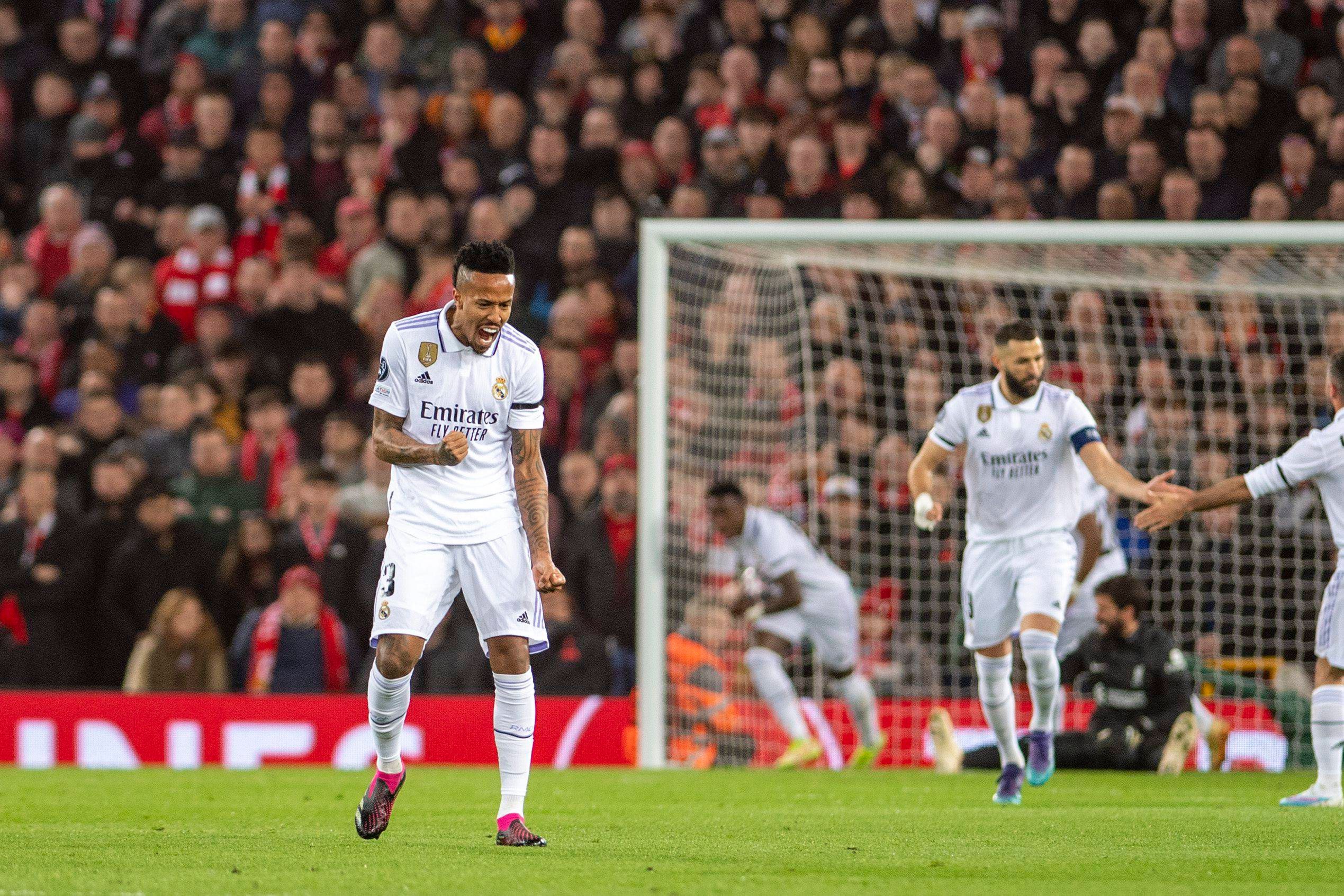 Militao celebra un gol en el Liverpool-Real Madrid.
