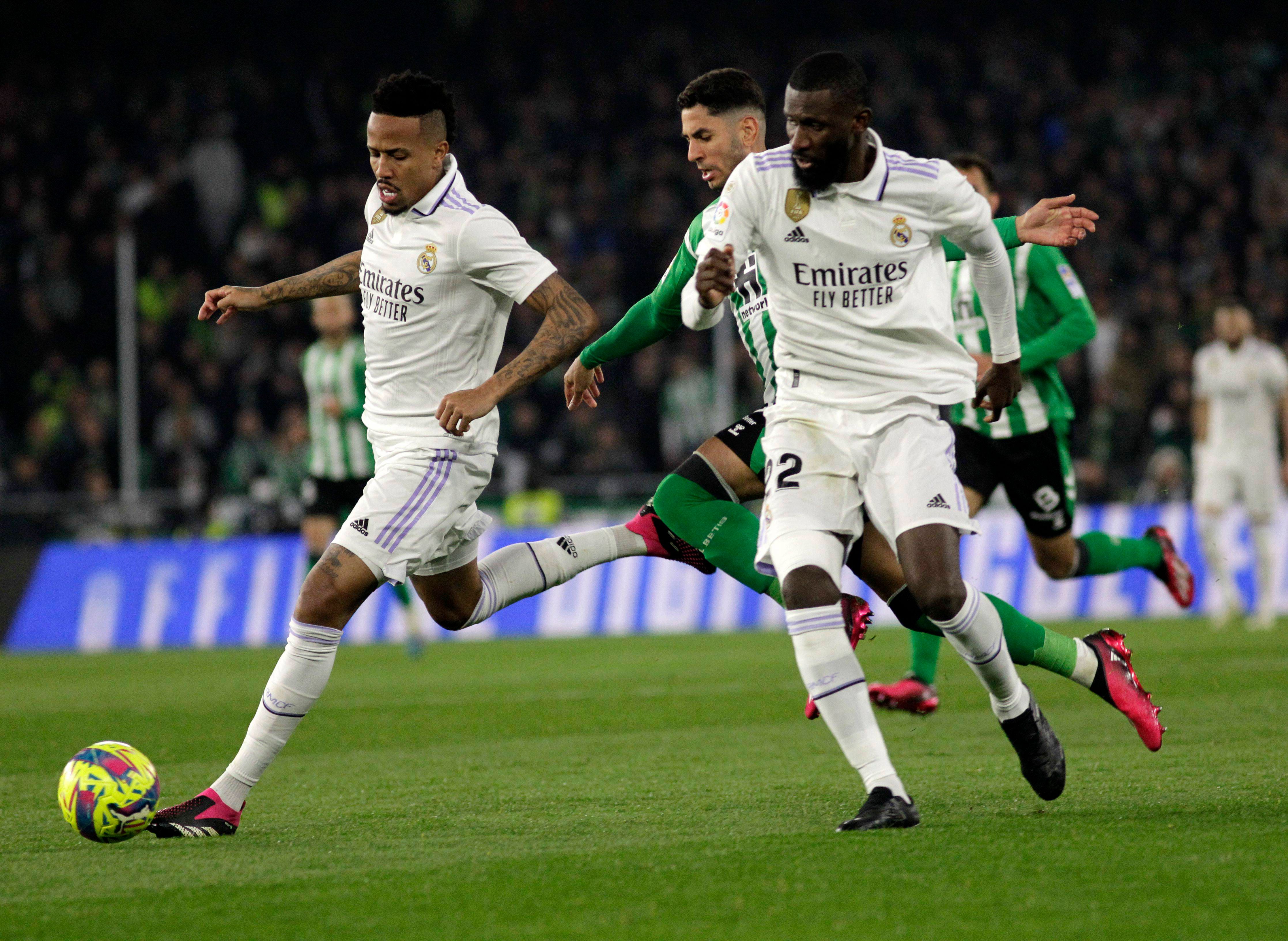  Militao y Rudiger protegen un balón en el Real Betis-Real Madrid (FOTO: Cordón Press).