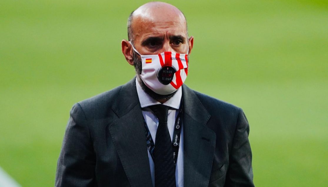Monchi, con su mascarilla, en el derbi.