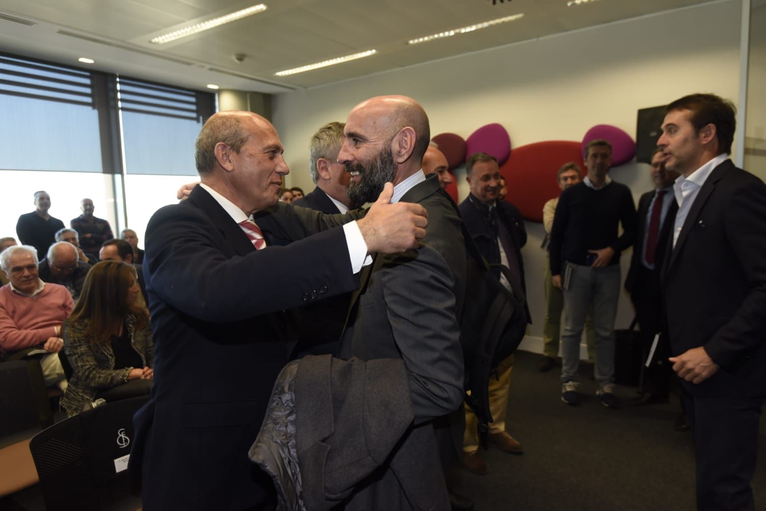 Monchi y Del Nido se abrazan en un acto pasado.