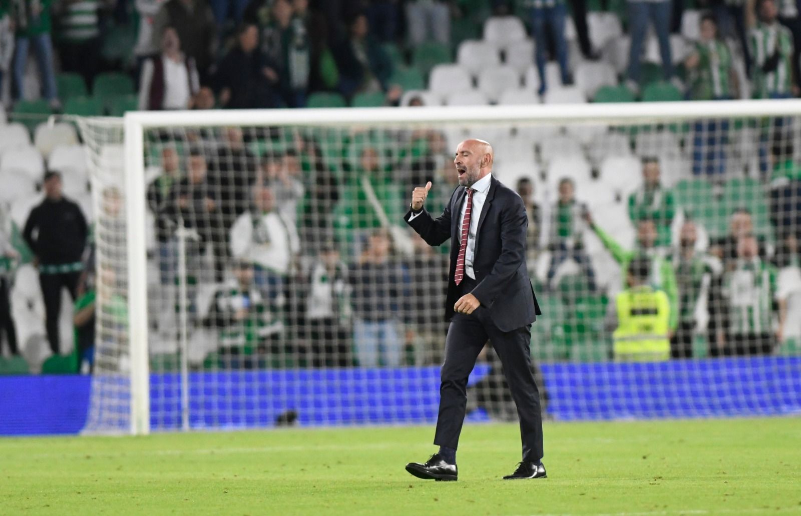 Monchi, sobre el césped al final del partido