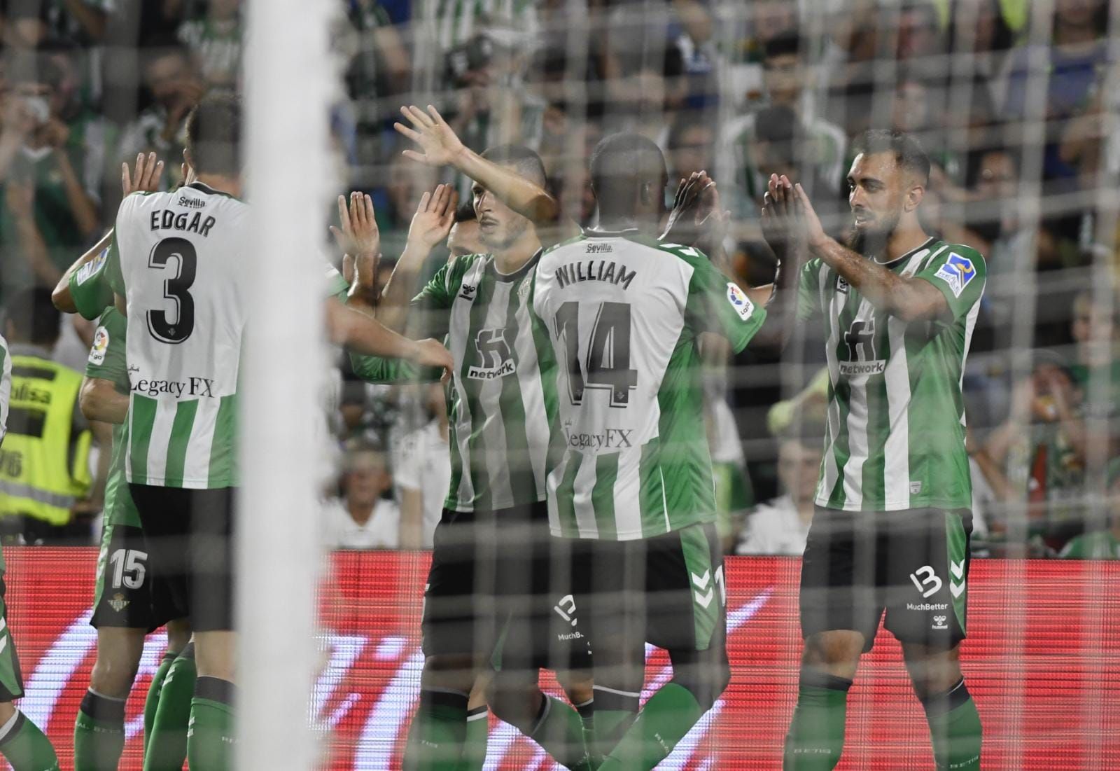  Los jugadores del Betis celebran el gol de Borja Iglesias a Osasuna.