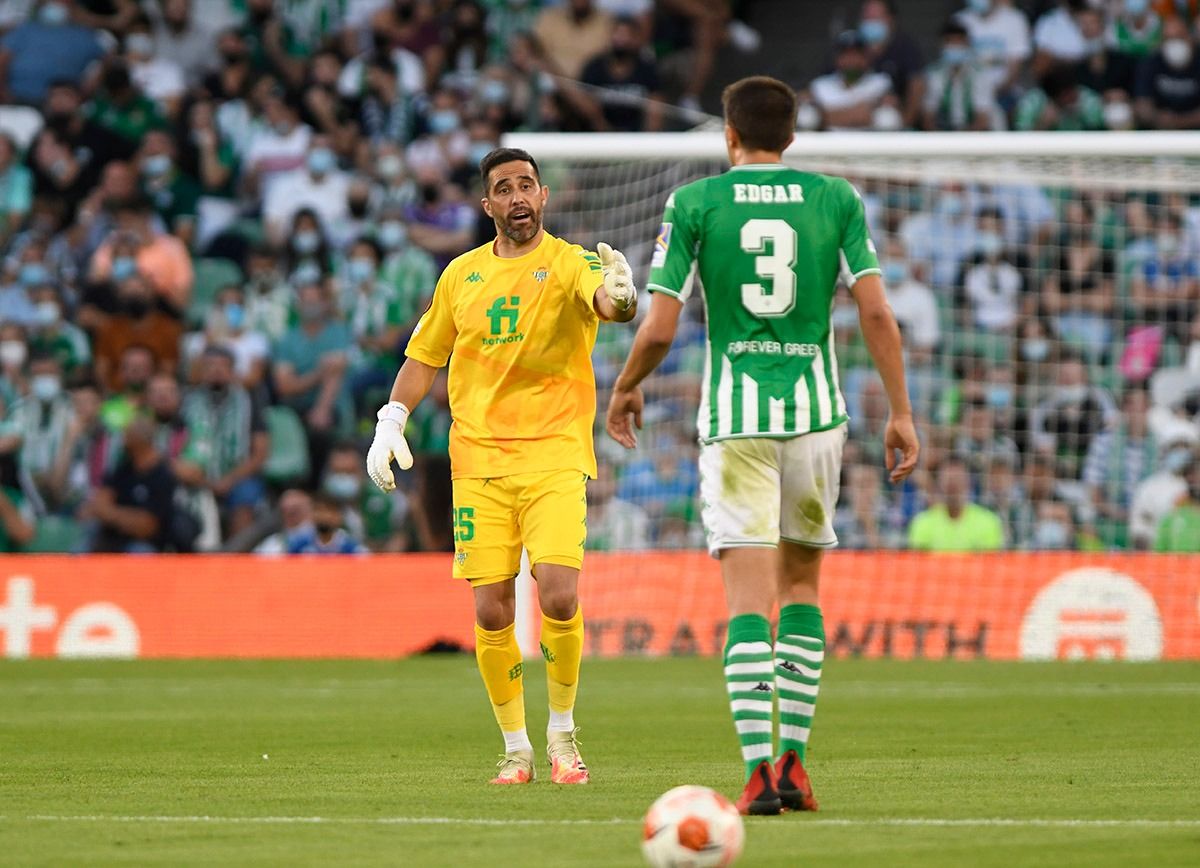  Claudio Bravo dialoga con Edgar en el duelo ante el Leverkusen.