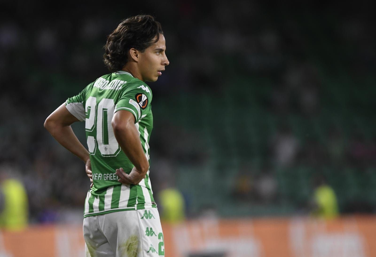  Diego Lainez ante el Bayer Leverkusen.