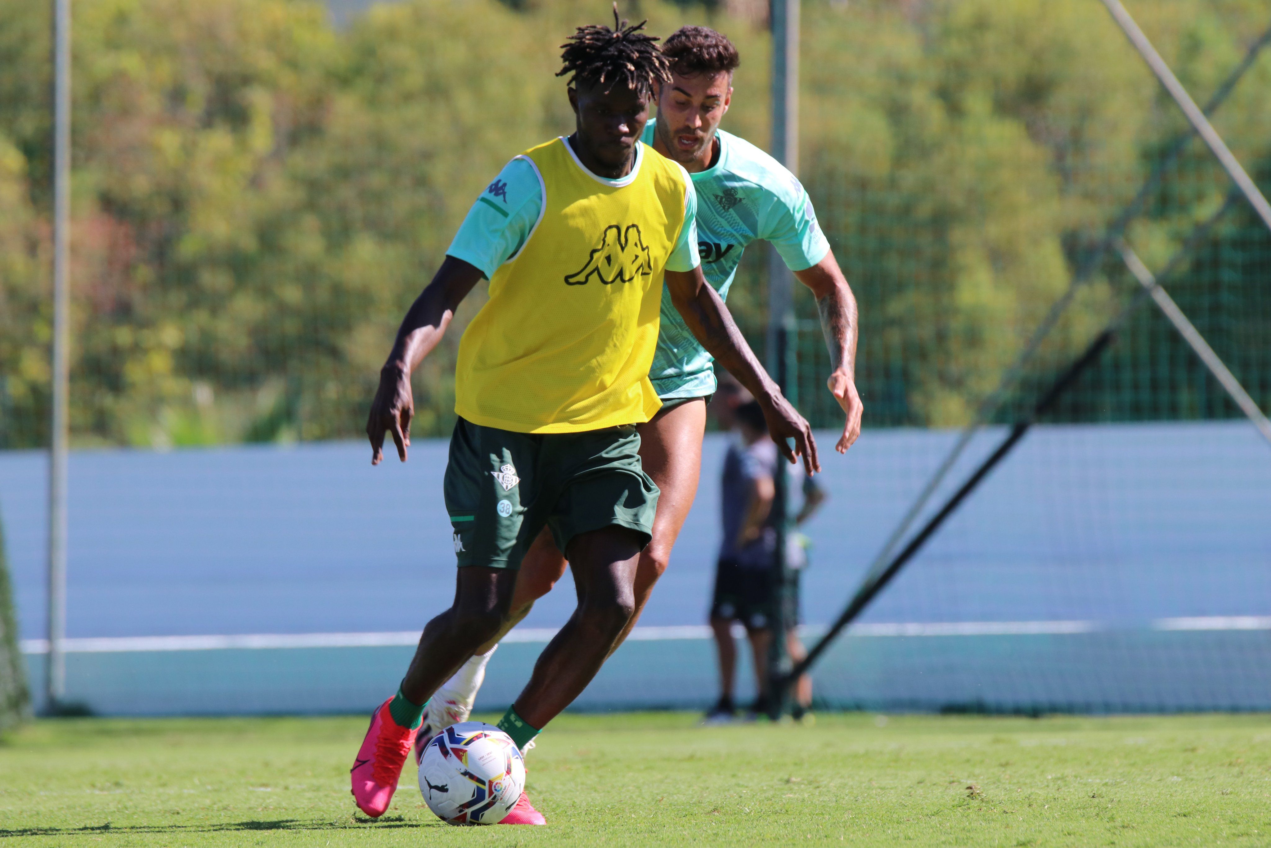  Paul Akouokou en un entrenamiento del Betis (foto: RBB).