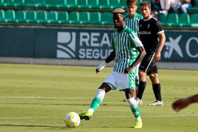  El bétioco Paul Akouokou con la pelota (foto: RBB).