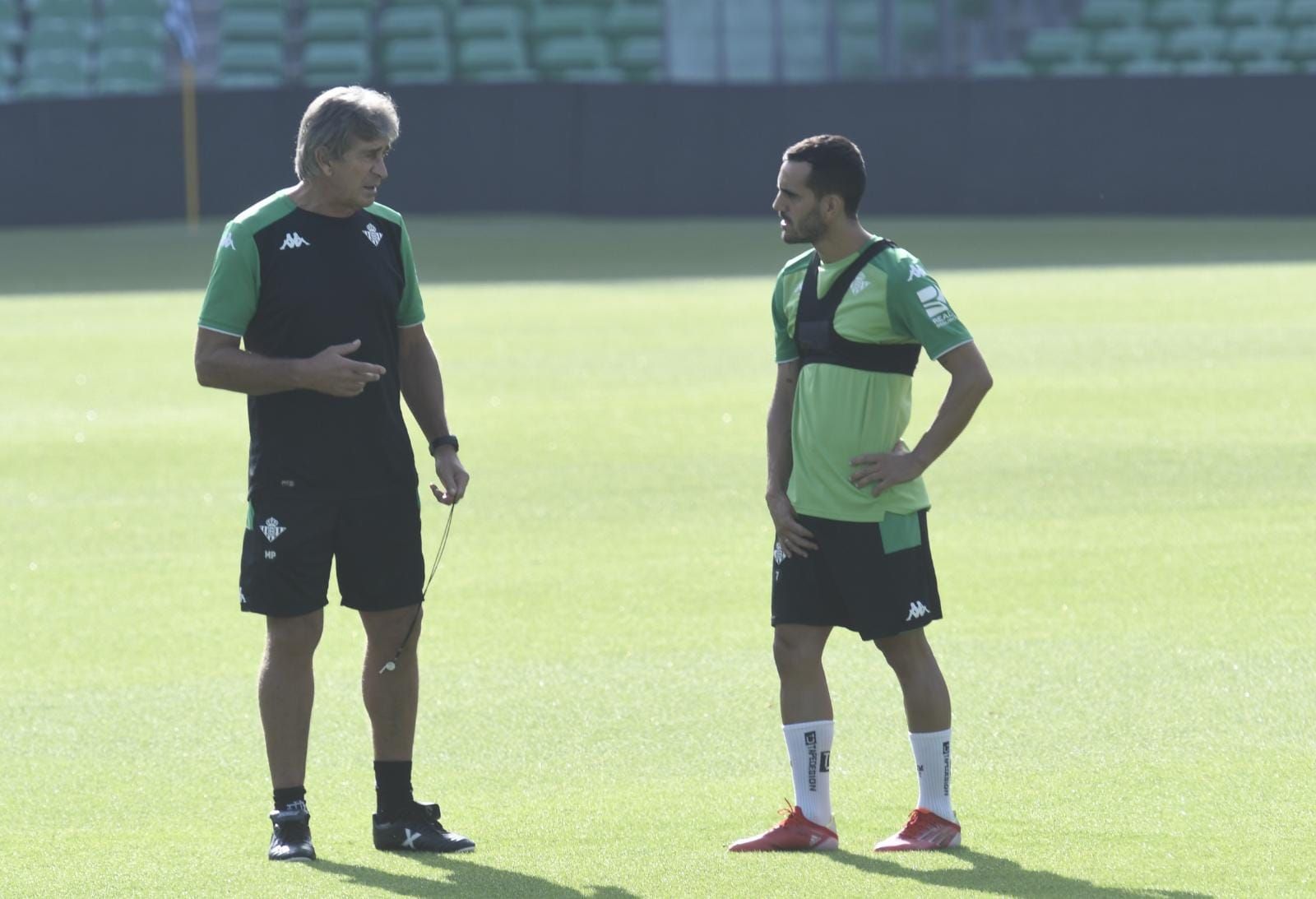 Pellegrini conversa con Juanmi en el ntrenamiento del jueves.