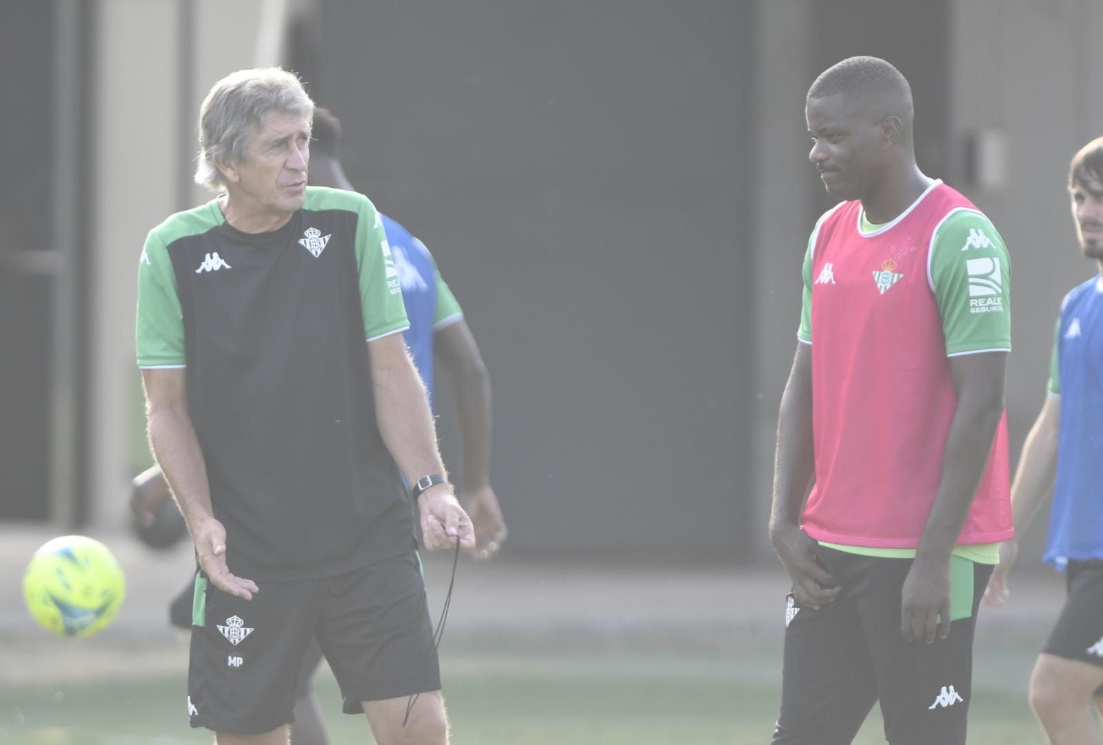  Pellegrini habla con William Carvalho durante la sesión.