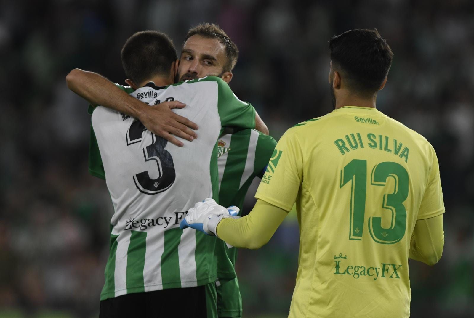  Pezzella, Edgar y Rui Silva ante el Elche