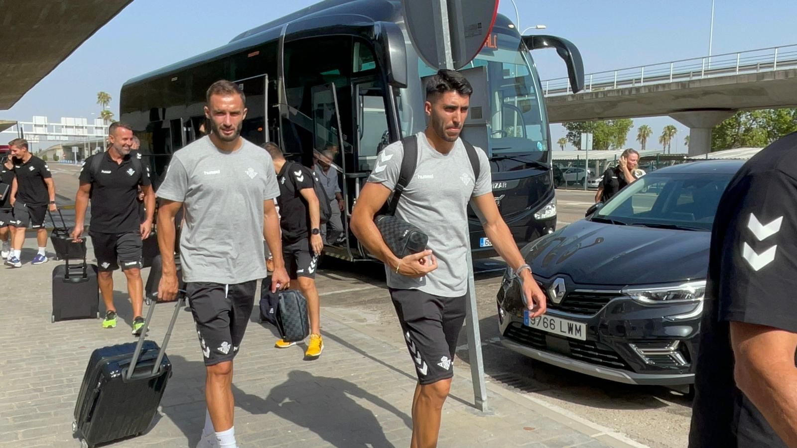  Pezzella y Rui Silva, , antes de viajar a Inglaterra con el Betis