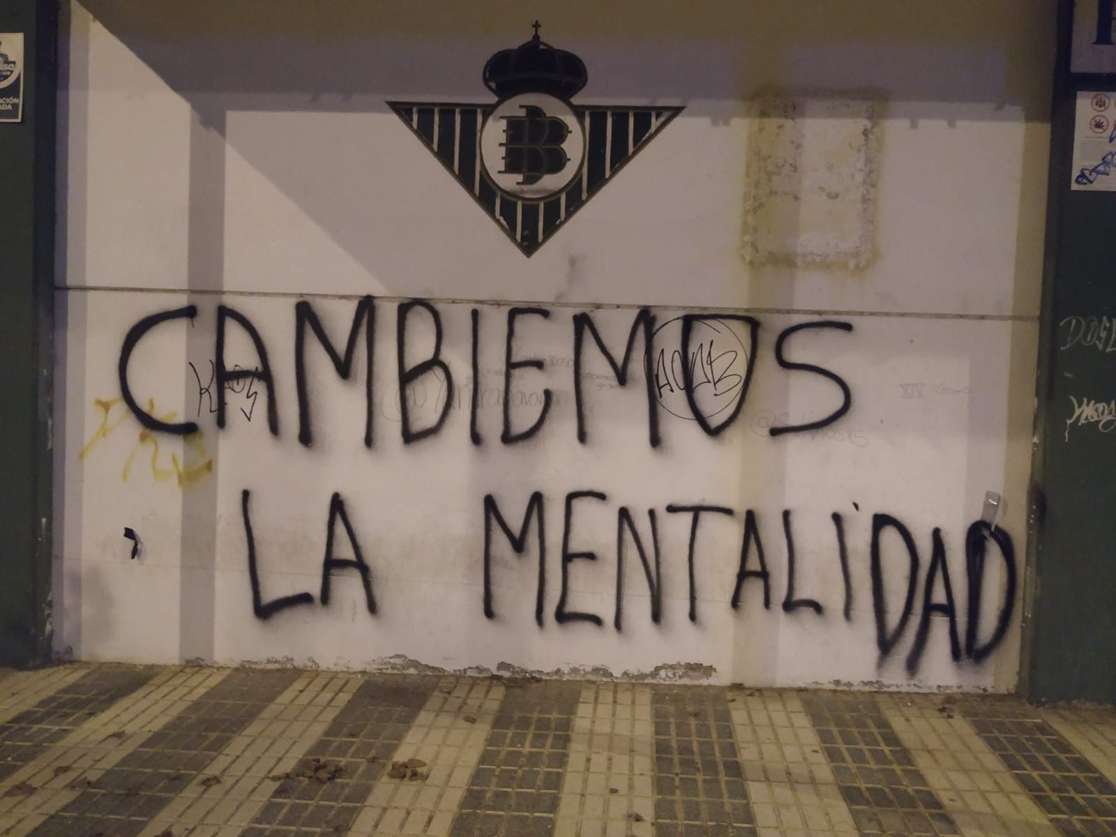  Últimas pintadas de la afición del Betis.