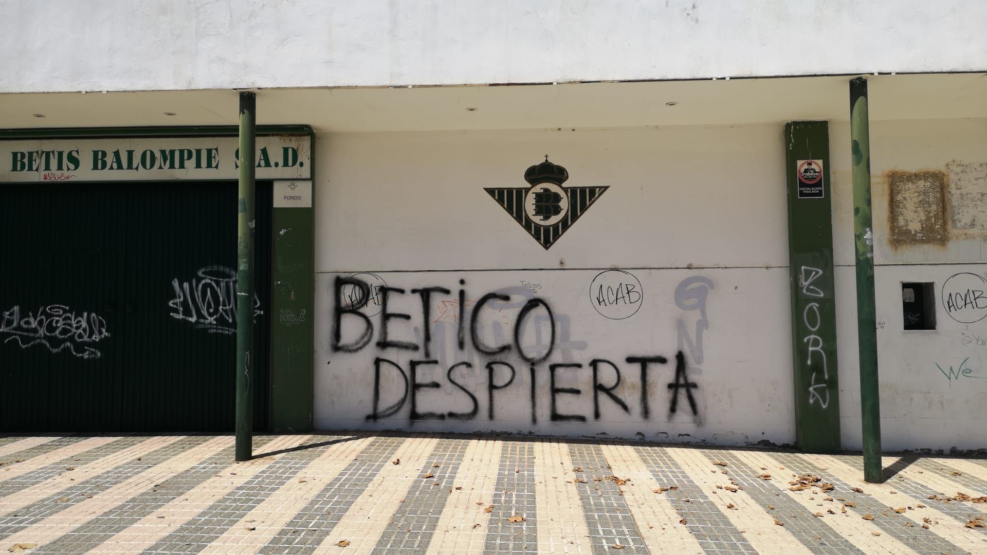  Pintadas en la Ciudad Deportiva Luis del Sol.