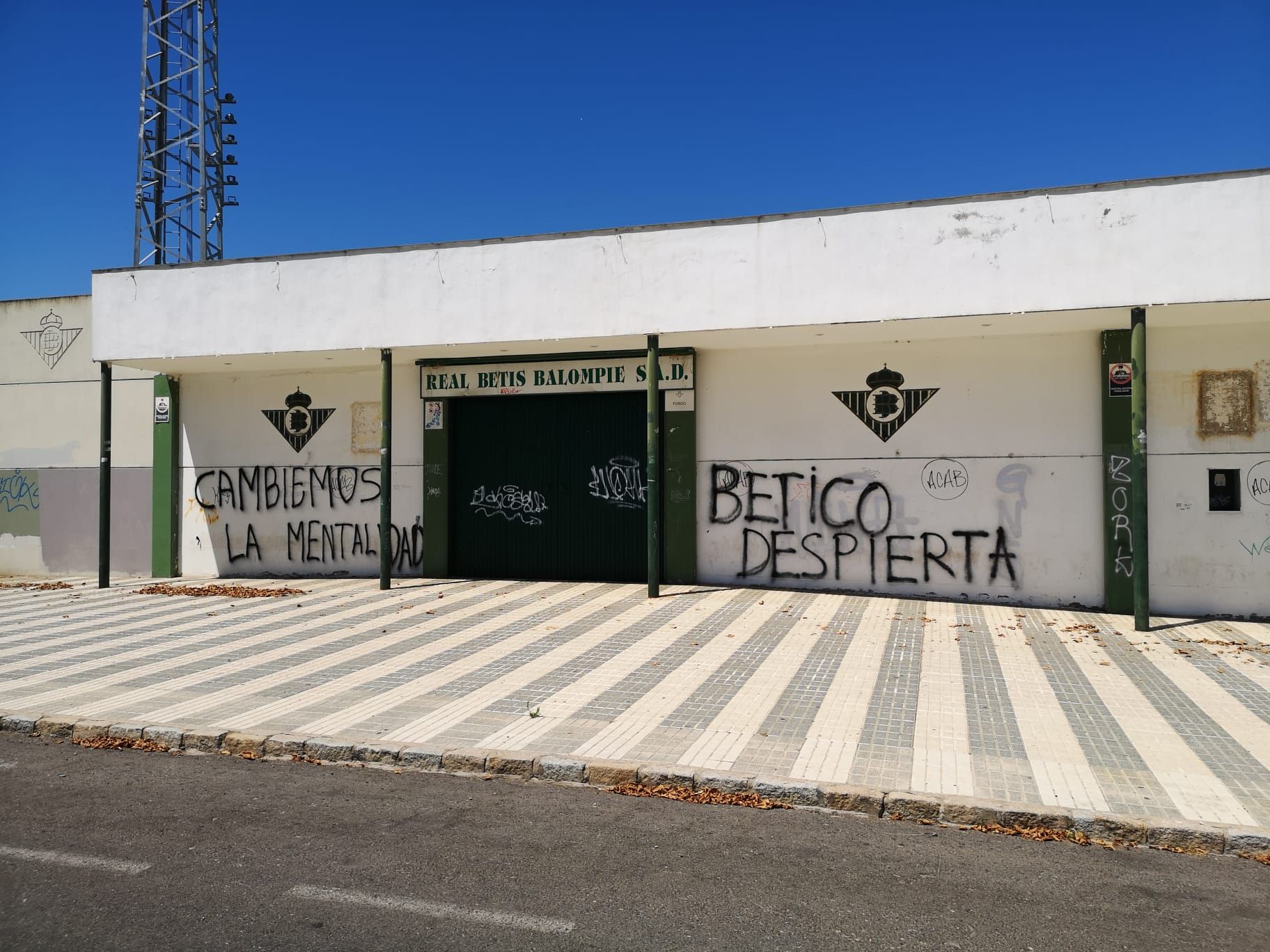  Pintadas de la afición del Betis en la Ciudad Deportiva Luis del Sol.