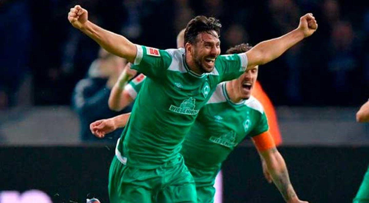 Claudio Pizarro celebra un gol con el Werder Bremen.