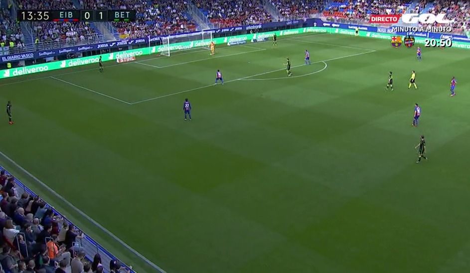  Momento del saque de puerta de Joel Robles en la jugada del penalti.