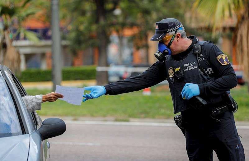  Policía en acción, ellos serán encargados de repartir las mascarillas.