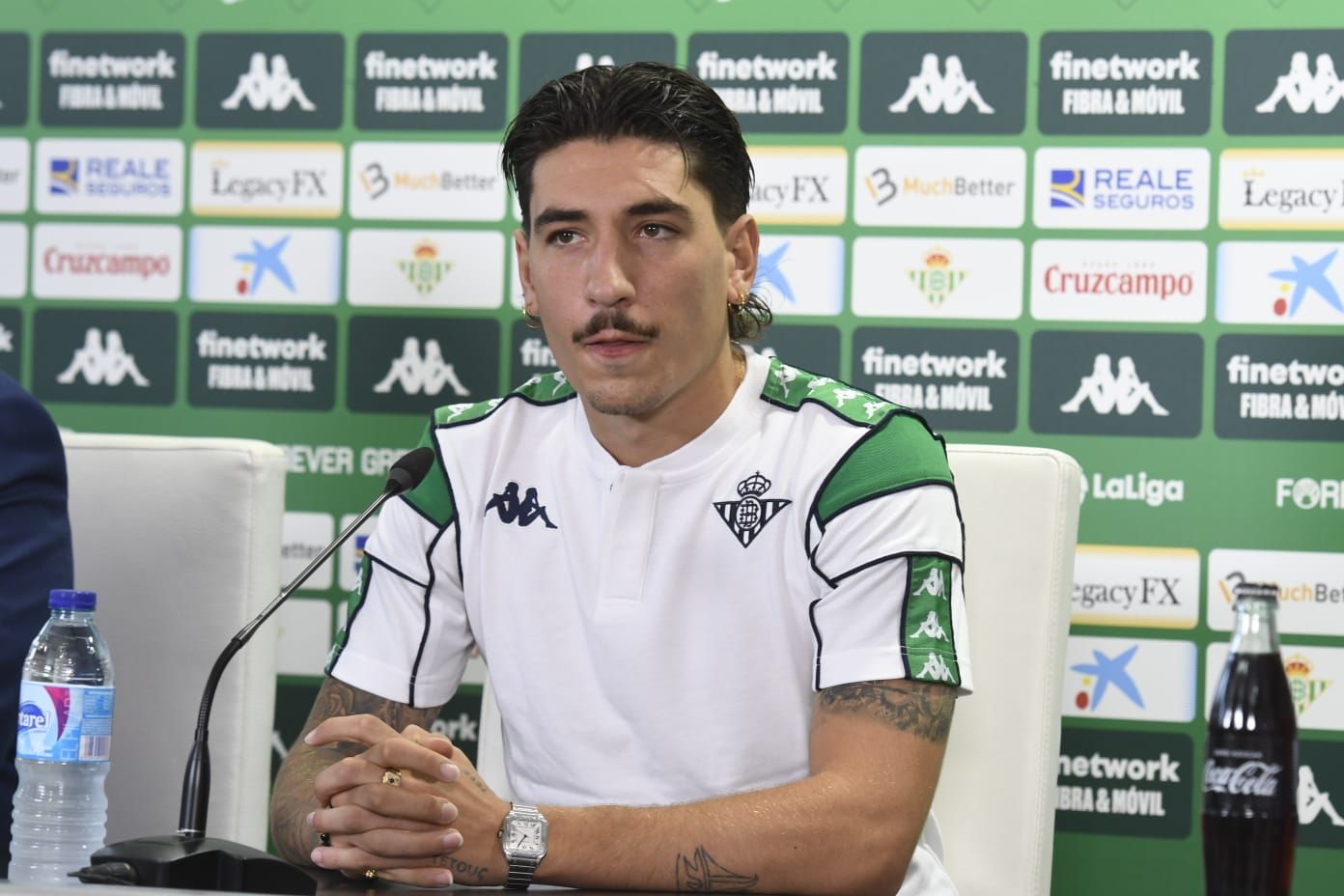  Bellerín en su presentación como nuevo jugador del Betis. (FOTO: KIKO HURTADO)