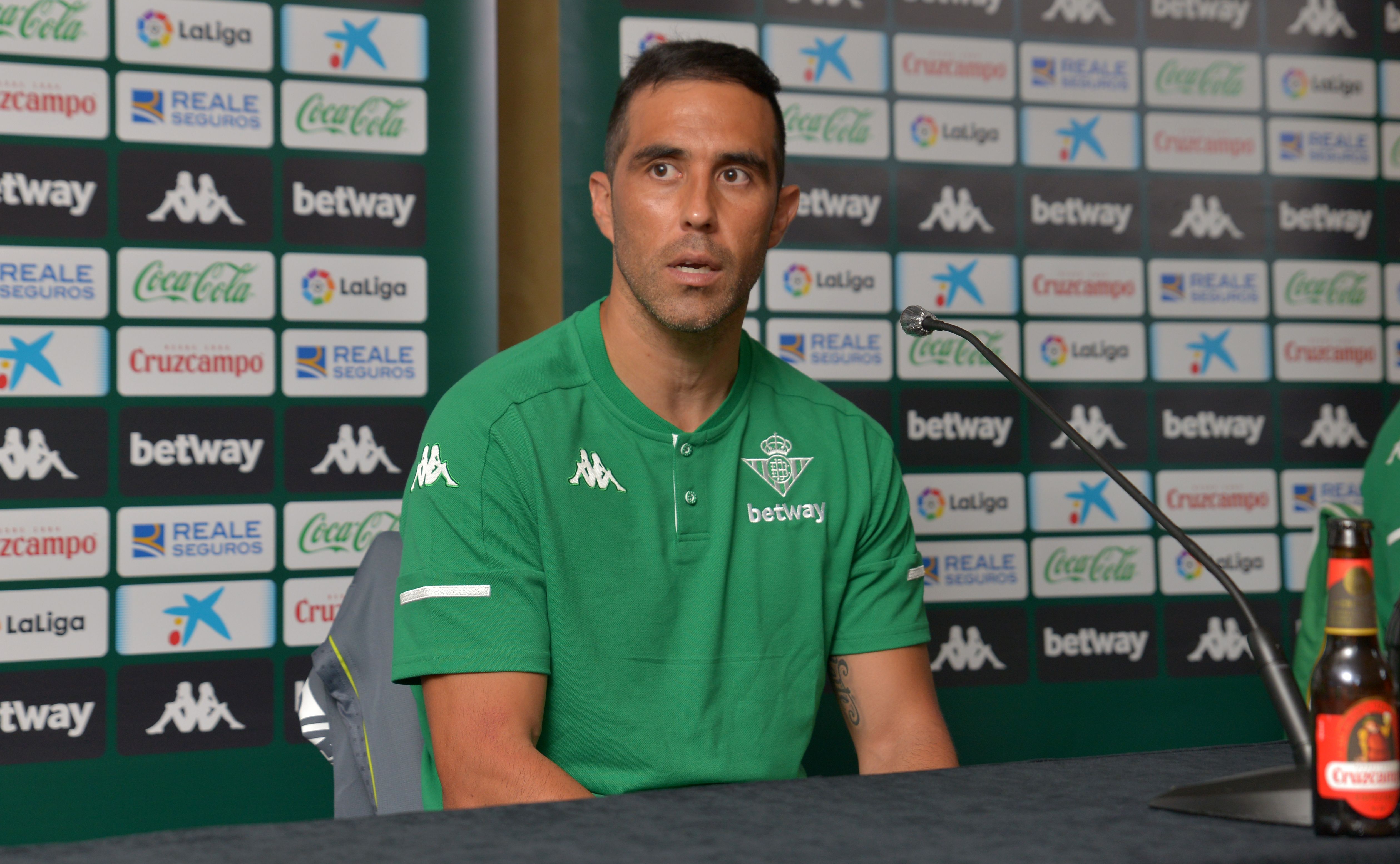  Claudio Bravo, en su presentación con el Betis.
