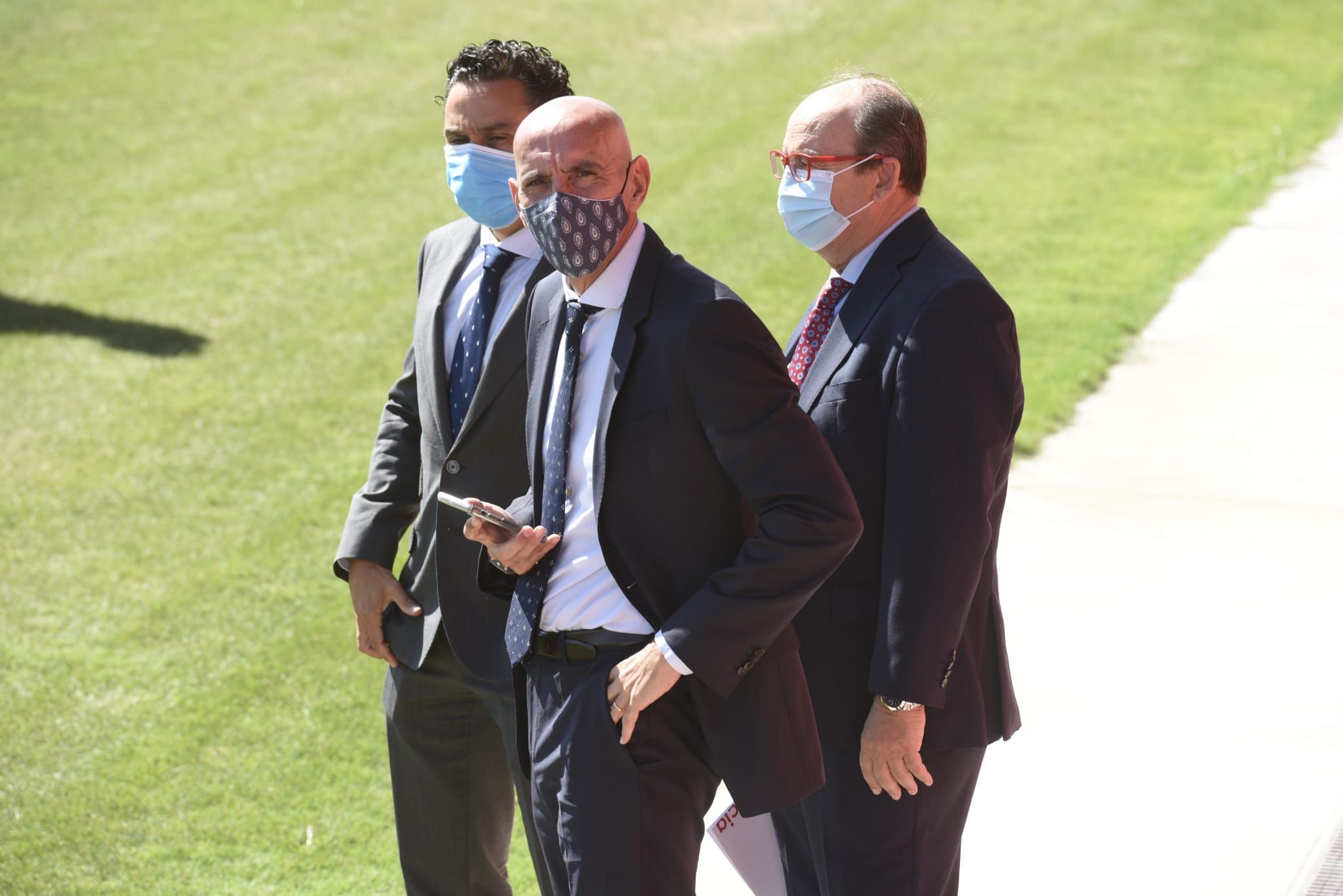  Monchi, junto a Del Nido Carrasco y José Castro, en la presentación de Rakitic.