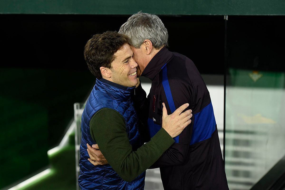 Setién saludando a Rubi, en el último Betis-Barça.