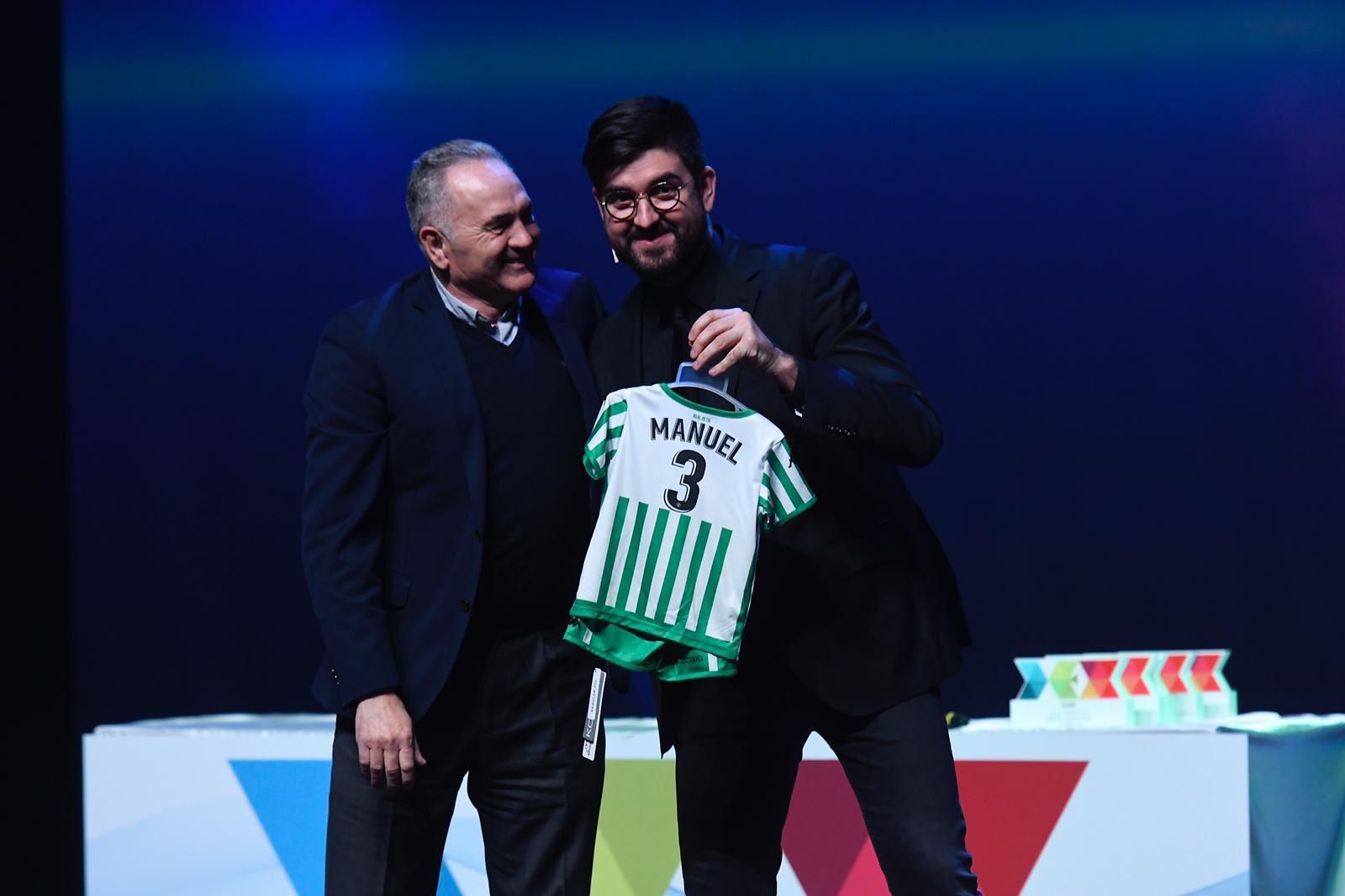  Rafael Gordillo entregó a Manu Sánchez una camiseta del Betis para su hijo en los Premios DEX.