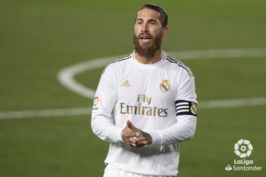  Sergio Ramos, animando a sus compañeros en el partido del Real Madrid.
