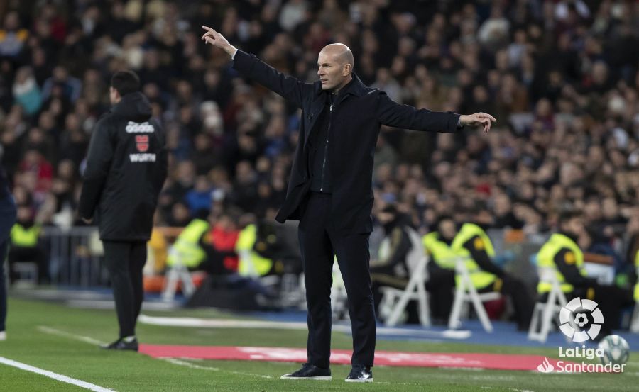  Zidane da instrucciones desde la banda.
