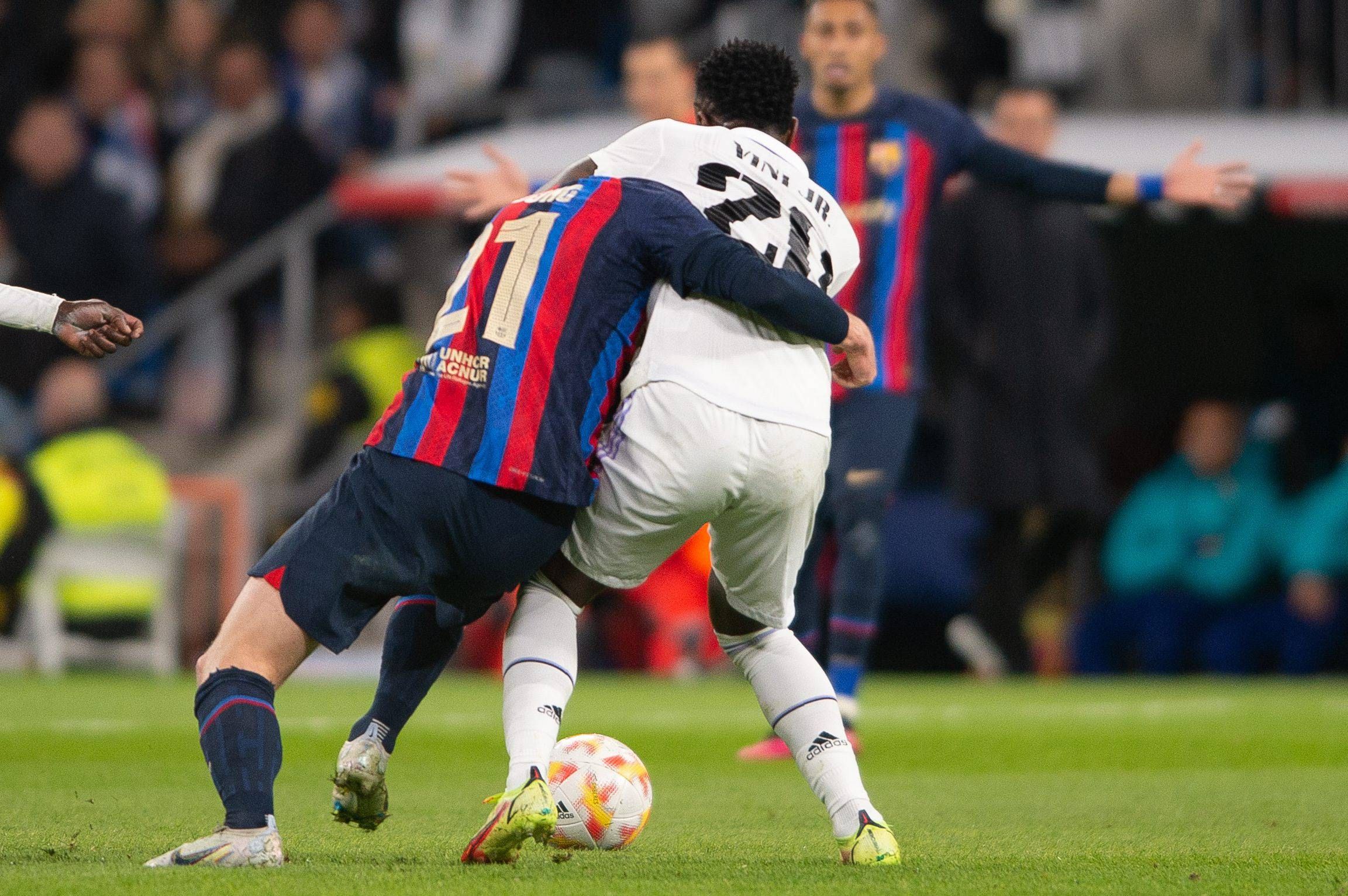  Vinícius Jr. agarra a Frenkie de Jong en El Clásico.